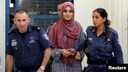 Perempuan Turki, Ebru Ozkan (tengah), ditahan oleh pihak berwenang Israel di bandara Tel Aviv, bulan Juni 2018 lalu.