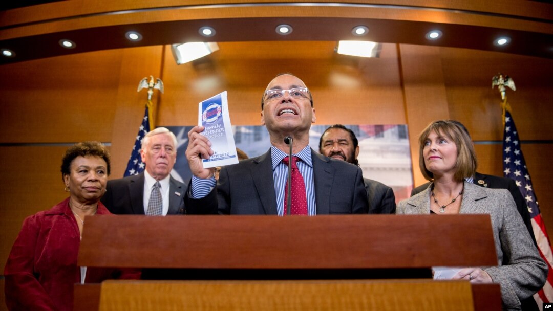 El congresista Luis Gutiérrez, junto a un grupo de legisladores, hizo un llamado para que el Departamento de Seguridad Nacional cierre las cárceles para niños indocumentados.
