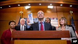 El congresista Luis Gutiérrez, junto a un grupo de legisladores, hizo un llamado para que el Departamento de Seguridad Nacional cierre las cárceles para niños indocumentados.