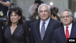 Mantan Direktur IMF, Dominique Strauss-Kahn (tengah) didampingi isterinya Anne Sinclair dan pengacaranya saat meninggalkan pengadilan New York (23/8).