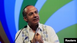 El presidente Felipe Calderón se dirige a los líderes empresariales, antes de la Cumbre de las Américas, en Cartagena.