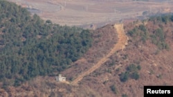 대한민국 김포의 비무장지대(DMZ) 남쪽 애기봉 평화생태공원 전망대에서 바라본 북한군 감시초소(GP)의 모습.