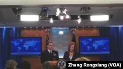 新任美国国防部发言人约翰·柯比和前发言人莎琪（美国之音张蓉湘）