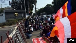 ရန်ကုန်မြို့ အင်ဒိုနီးရှားသံရုံးရှေ့က ဆန္ဒပြ မြင်ကွင်း။ 