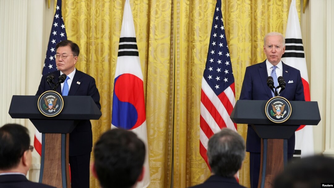 Los presidentes de EE.UU., Joe Biden (Der.) y Moon Jae-in ofrecen una conferencia de prensa en la Casa Blanca el 21 de mayo de 2021.