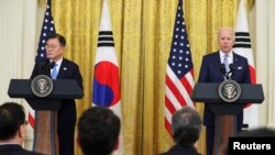 Los presidentes de EE.UU., Joe Biden (Der.) y Moon Jae-in ofrecen una conferencia de prensa en la Casa Blanca el 21 de mayo de 2021.