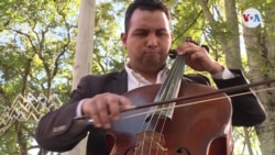 Músicos venezolanos se ganan la vida tocando en parques de Bogotá