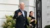 Presiden AS Joe Biden tampak keluar meninggalkan Gedung Putih untuk menuju Delaware, hari Minggu (7/8). 