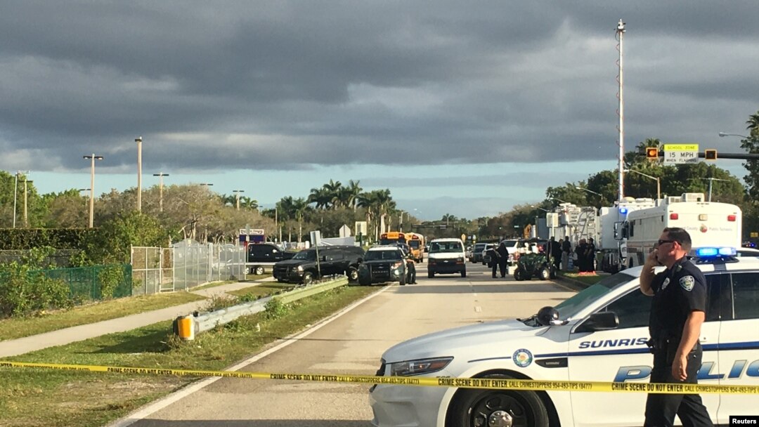 Policijska patrola nakon pucnjave u srednjoj školi u Parklandu, Florida.