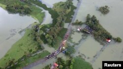 Sebagian jalan yang terendam di daerah banjir di negara bagian selatan Kerala, India, 19 Agustus 2018. (Foto: dok).