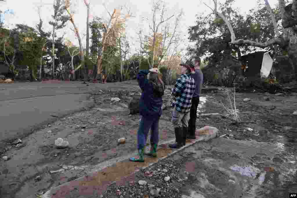 Des résidents observent la boue, les débris et la destruction causés par une coulée de boue massive à Montecito, en Californie, le 10 janvier 2018.