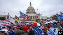 ARCHIVO - Manifestantes leales al presidente Donald Trump en el Capitolio de Estados Unidos en Washington, el 6 de enero de 2021.