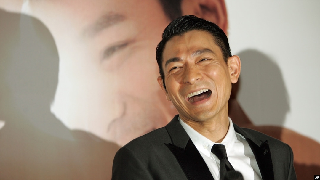 身兼中国影协副主席的港星刘德华近日在台北举办演唱会衍生出“统战”风波。图为2010年10月13日，刘德华于台北举办新专辑发表会。(美联社)
