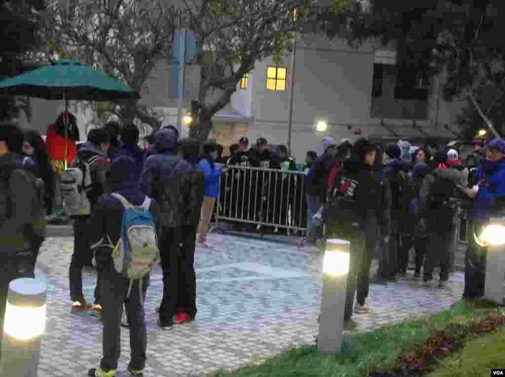 香港大学罢课学生和一些民间团体在港大校委会会场外抗议 (美国之音海彦拍摄)