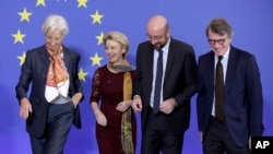 (Izq. a der.) la presidente del Banco Central Europeo Christine Lagarde, la presidenta de la Comisión Europea Ursula von der Leyen, el presidente del Consejo Europeo Charles Michel y el presidente del Parlamento Europeo David Sassoli, posan en Bruselas. Dic.1, 2019. Foto AP.