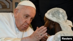 Papa Francis alipokuwa katika jiji la Kinshasa huko DRC, tarehe 1 Februari 2023. Picha na Vatican Media/Handout kupitia shirika la habari la REUTERS