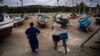 Ribari proveravaju svoje čamce nakon što su ih izneli iz mora kako bi izbegli da budu oštećeni tokom prolaska tropske oluje Elsa, u Havani, Kuba, 5. jula 2021.