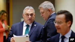 El primer ministro de Eslovaquia, Robert Fico (derecha), habla con su homólogo húngaro, Viktor Orban, durante una cumbre de la UE, en Bruselas, el 1 de febrero de 2024.