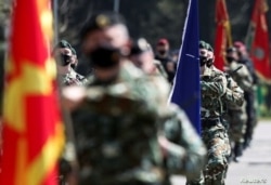 Las fuerzas especiales del Ejército de Macedonia participan en un ejercicio para conmemorar un año de membresía en la OTAN, en el cuartel del ejército en Skopje, en Macedonia del Norte, el 27 de marzo de 2021.