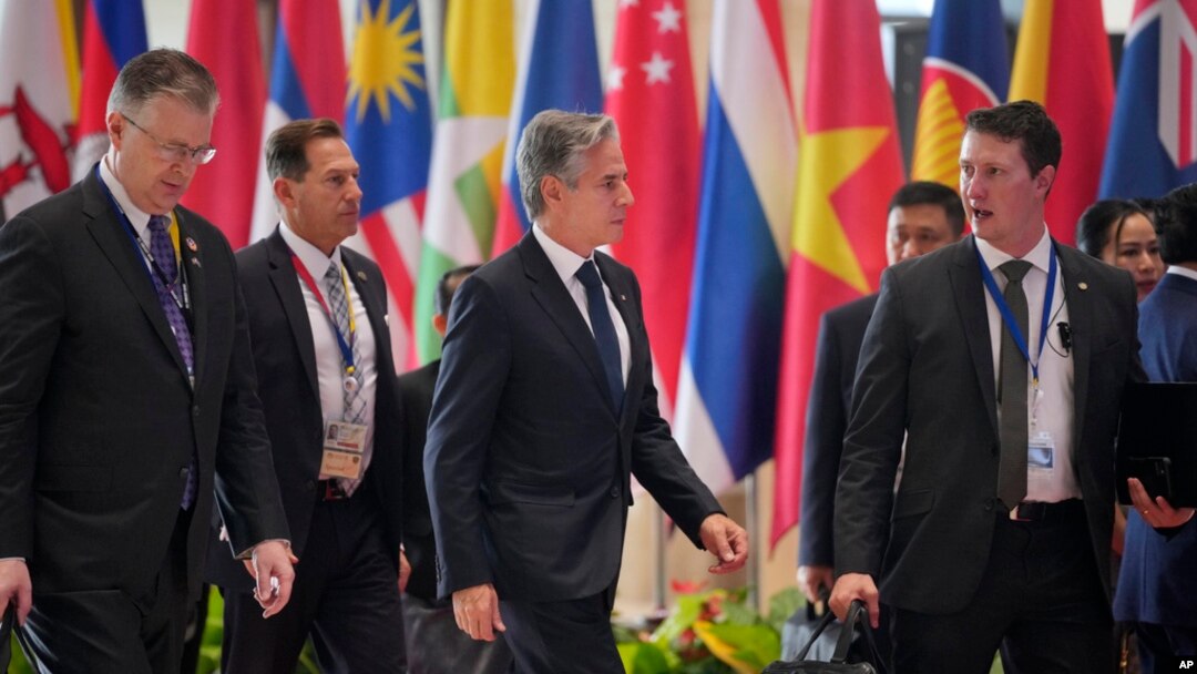 Američki državni sekretar Antony Blinken, u sredini, stiže tokom 12. Asocijacije nacija jugoistočne Azije (ASEAN) - Američkog samita u Vientianeu, Laos, 11. oktobra 2024.