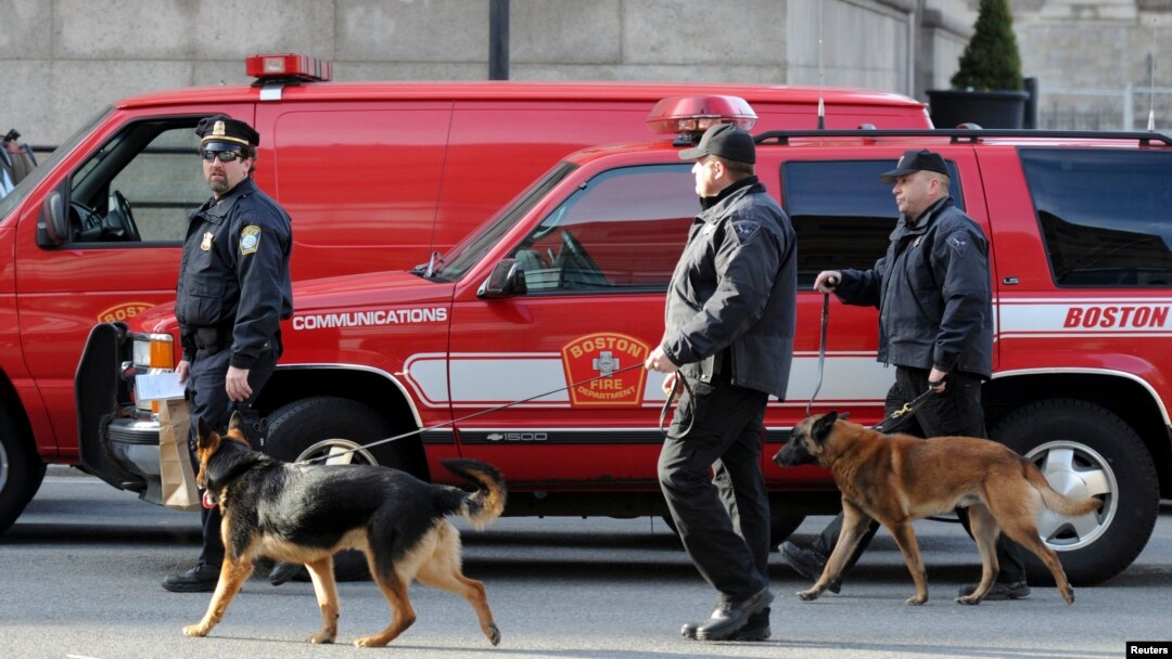 Polisi dan anjing pelacak menyisir wilayah terjadinya ledakan dekat garis finish lomba marathon Boston (15/4).
