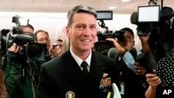 杰克逊2018年4月24日到参议院接受问询（美联社）