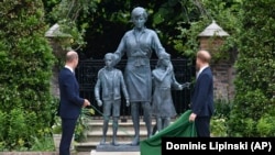 Os irmãos, príncipes William e Harry, revelam a estátua que eles comissionaram para a sua mãe, Princesa Diana, no que teria sido o seu 60º aniversário. Palácio de Kensington, 1 de Julho 2021