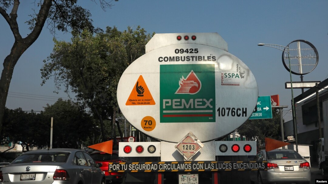 Sebuah truk tangki BBM melintas di jalan Mexico City menuju sebuah pom bensin, Meksiko, 15 Januari 2019. (Foto: Henry Romero/Reuters)