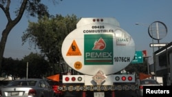 Sebuah truk tangki BBM melintas di jalan Mexico City menuju sebuah pom bensin, Meksiko, 15 Januari 2019. (Foto: Henry Romero/Reuters)