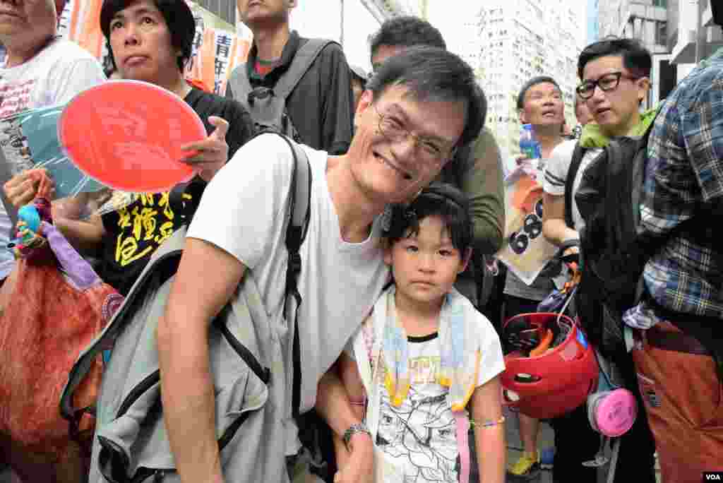 香港市民葉先生帶同5歲女兒參與7-1大遊行（美國之音 湯惠芸攝）