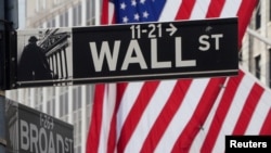 Papan petunjuk jalan "Wall Street" di New York Stock exchange (NYSE), Manhattan borough, New York City, New York, 9 Maret 2020. (Foto: dok0)