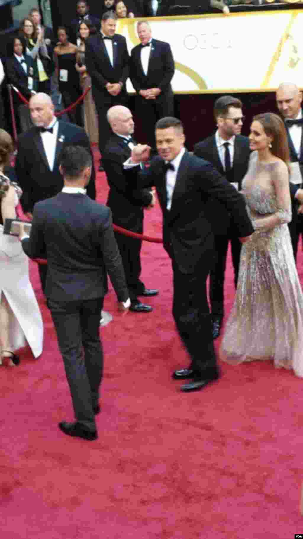 Brad Pitt dan Angelina Jolie di red carpet Academy Awards ke-86, Dolby Theater, Los Angeles, California, 2 Maret 2014.