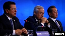 (L-R) El Salvador Foreign Minister Hugo Martinez, Chile's Foreign Minister Heraldo Munoz and China's Foreign Minister Wang Yi deliver a news conference at China and the Community of Latin American and Caribbean States (CELAC) Forum, in Santiago, Chile, Jan. 22, 2018.