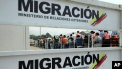 Venezuelan migrants return to their country after buying groceries in La Parada, on the outskirts of Cucuta, Colombia, on the border with Venezuela, Feb. 4, 2019.