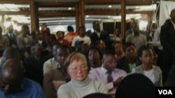 Abanye abahambe emhlanganweni lapho uDr. Nkosana Moyo ethule khona umbiko wokuthi uzancintisa kukhetho lukamongameli ngomnyaka ozayo.