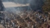 Tempat-tempat pembakaran jenazah darurat untuk mengkremasi jenazah pasien COVID-19 di sebuah lapangan di New Delhi, India, Sabtu, 24 April 2021. AP Photo/Altaf Qadri)