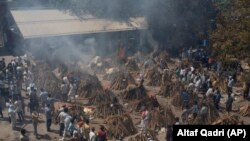 Tempat-tempat pembakaran jenazah darurat untuk mengkremasi jenazah pasien COVID-19 di sebuah lapangan di New Delhi, India, Sabtu, 24 April 2021. AP Photo/Altaf Qadri)