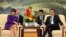 2015年4月13日美国商业代表团访问中国： 美国商务部长潘妮·普利茨克(左)与中国总理李克强星期一在北京人民大会堂会晤。
