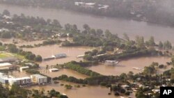 Flood waters inundate a suburb on the Brisbane River, 12 Jan 2011