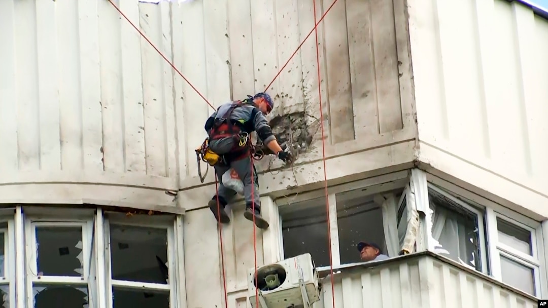 Šteta pričinjena na stambenoj zgradi u Moskvi posle napada dronom (Foto: AP)
