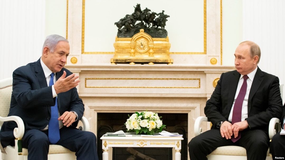 Presiden Rusia Vladimir Putin dan Perdana Menteri Israel Benjamin Netanyahu berbincang saat menggelar pertemuan di Kremlin di Moskow, Rusia, 4 April 2019.