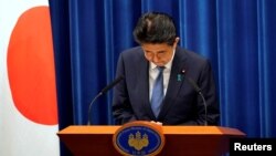 日本首相安倍晋三在东京举行记者会，宣布因健康问题辞职。（2020年8月28日）