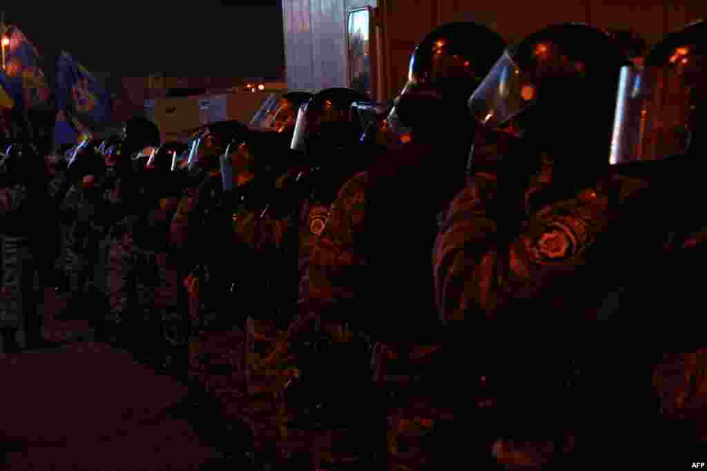Плотные кордоны милиционеров стерегли покой на Площади независимости