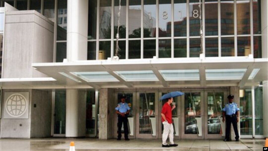 Pintu masuk kantor pusat Bank Dunia di Washington, DC.