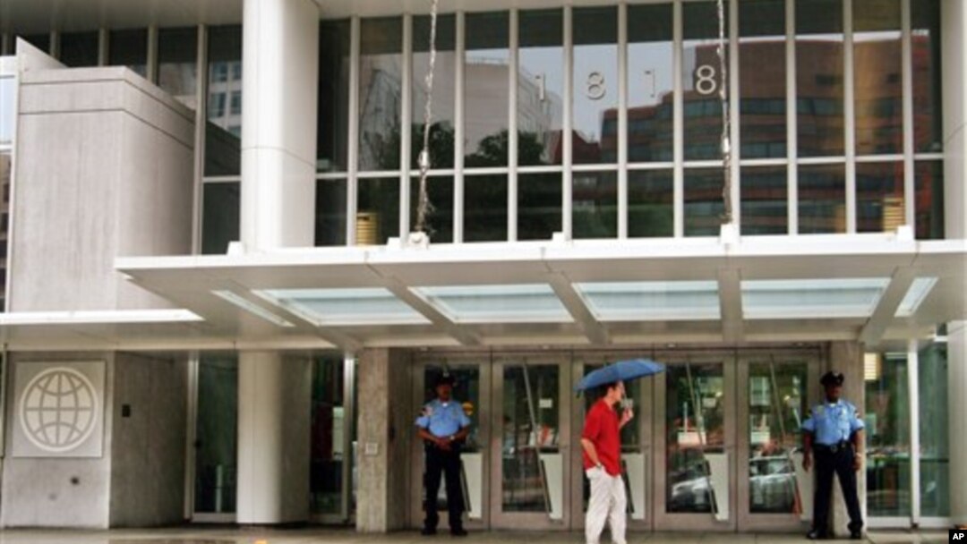 Petugas keamanan berjaga di depan pintu masuk kantor pusat Bank Dunia di Washington, 1 Agustus 2014.