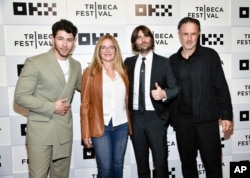 (ki-ka) Nick Jonas, Elisabeth Shue, Robert Schwartsman dan David Arquette di acara pemutaran perdana film "The Good Half" (Invision/AP)