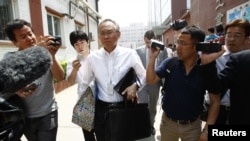 2012年5月4日王晓岷（Robert S. Wang）手持给陈光诚的礼品袋前往北京朝阳医院(资料照片)