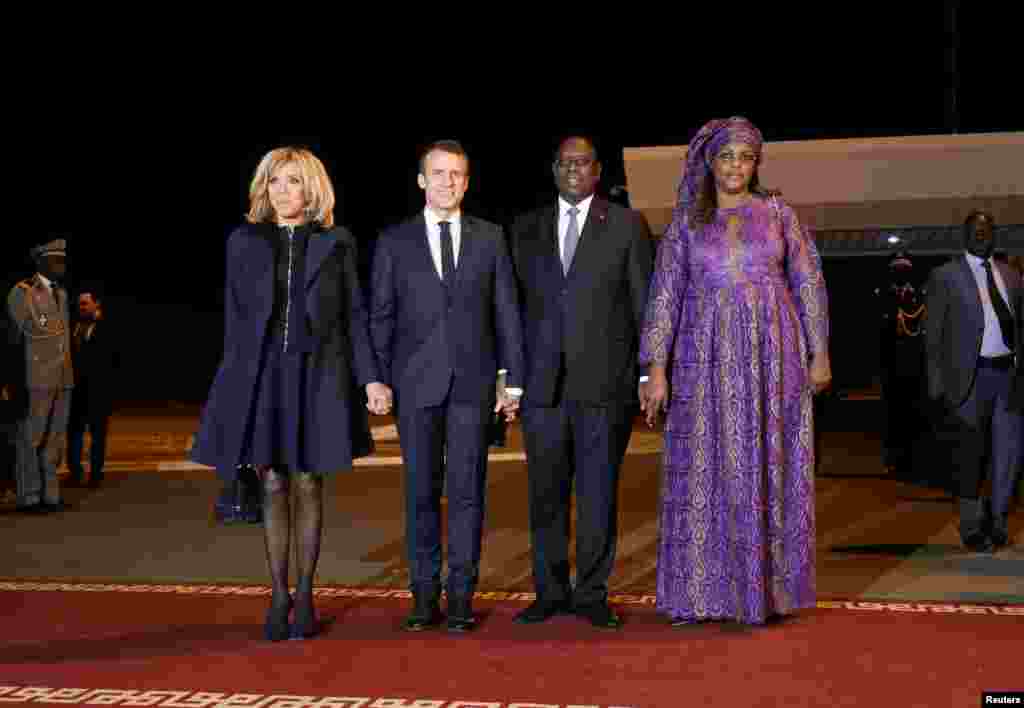 استقبال رئیس جمهوری سنگال به همراه همسرش از حضور امانوئل ماکرون، رئیس جمهوری فرانسه و همسرش در آن کشور &nbsp;