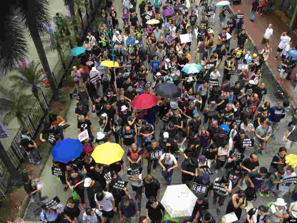 香港几十个政党和团体在中国十一国庆当天下午，举行反威权大游行，抗议政治打压，要求律政司司长袁国强下台。数以万计的港人走上街头，表达反对他们看来的来自北京和香港特区政府的威权打压。