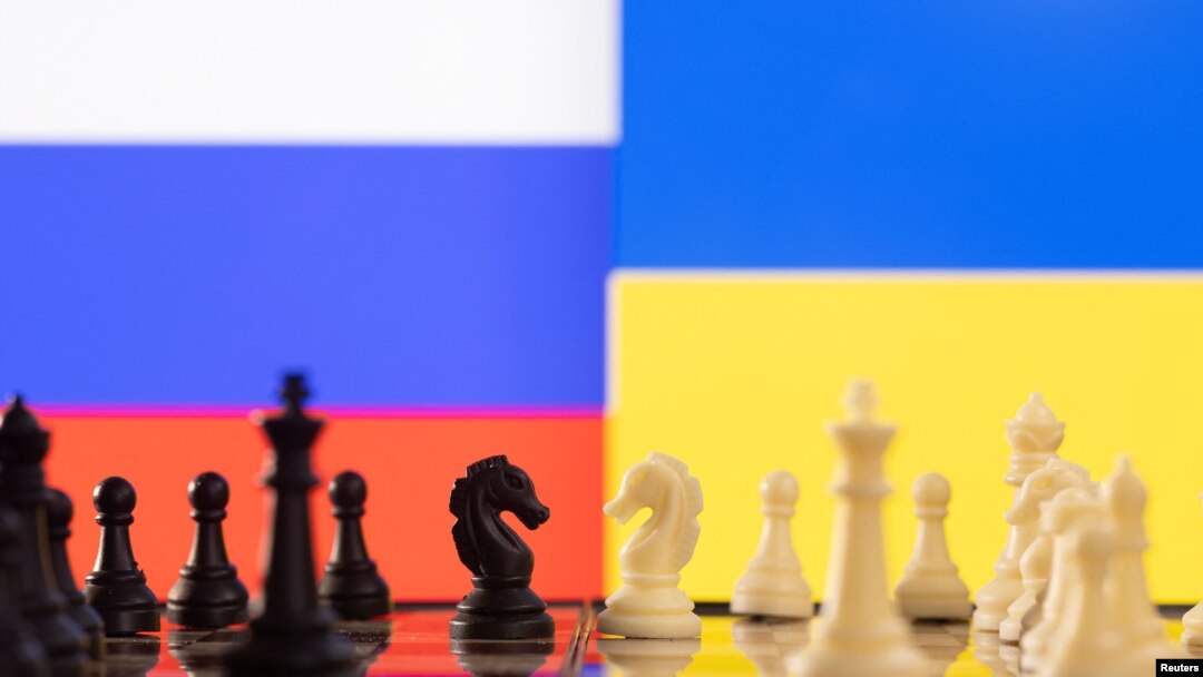 Potongan catur terlihat di depan bendera Rusia dan Ukraina dalam ilustrasi ini diambil 25 Januari 2022. (Foto: REUTERS/Dado Ruvic)